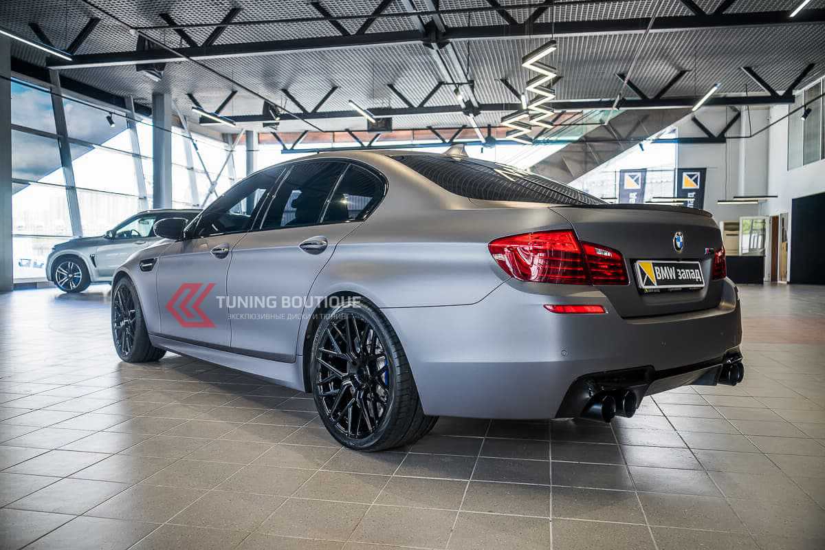 BMW M5 и 20" диски Rohana RFX10 Gloss Black фото 1